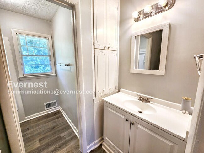 Foto del edificio - 512 Meadowbrook Dr