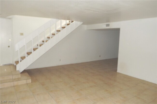 Building Photo - 558 Oakbrook Ln