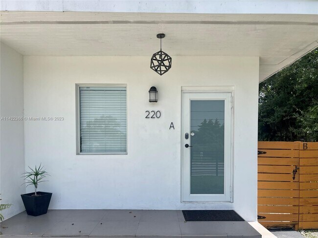Foto del edificio - 220 NW 47th St