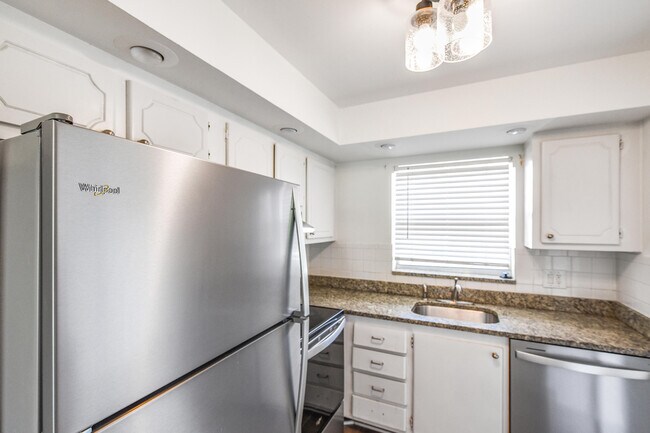 Foto del edificio - 9851 Sandalfoot Blvd