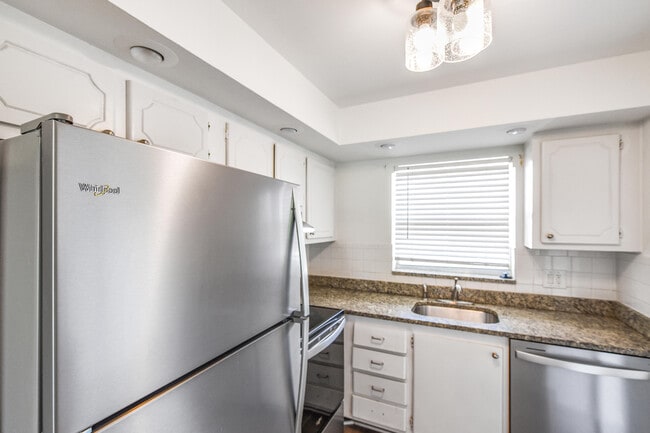 Building Photo - 9851 Sandalfoot Blvd