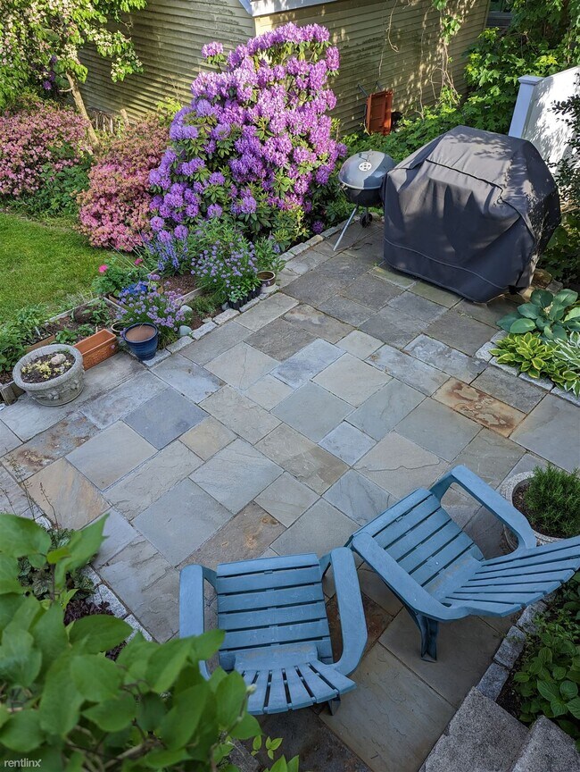 Foto del edificio - 2 br, 1 bath Duplex - 29 Mayflower Avenue 2