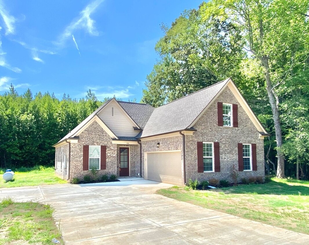 352 Crimsonwood Dr Unit 1, Byhalia, MS 38611 Room for Rent in Byhalia