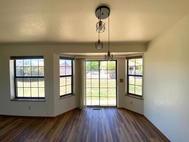 Foto del edificio - APPLY NOW - 5140 N. Village Dr