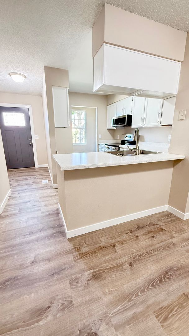 Foto del edificio - Fully Remodeled 2 Bedroom Townhome in Sout...