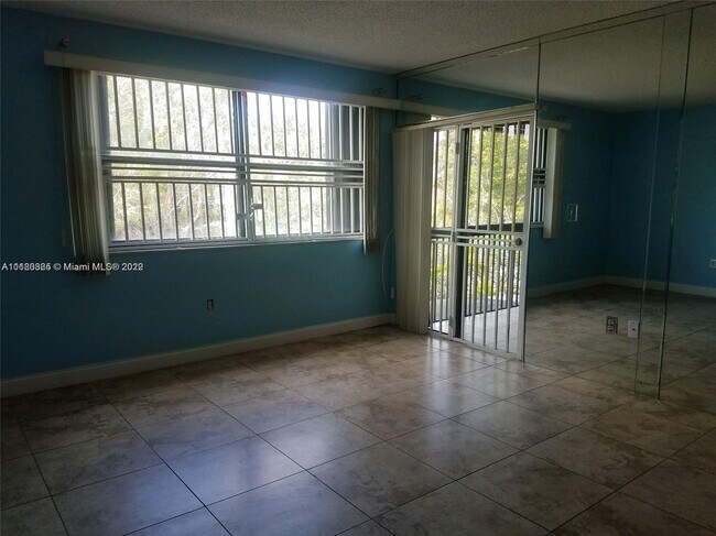 Foto del edificio - 561 NW 107th Ave