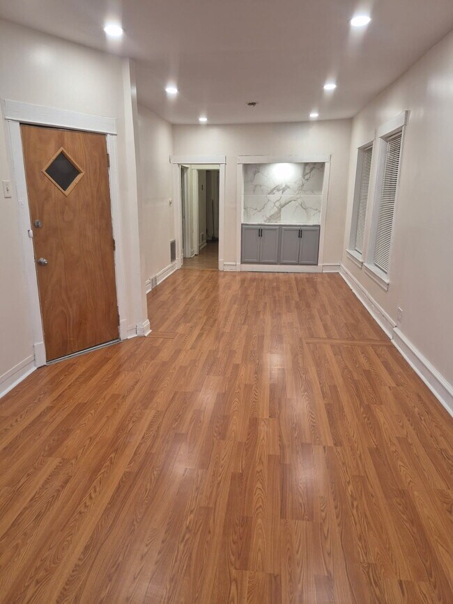 Comedor - 1244 E 70th St