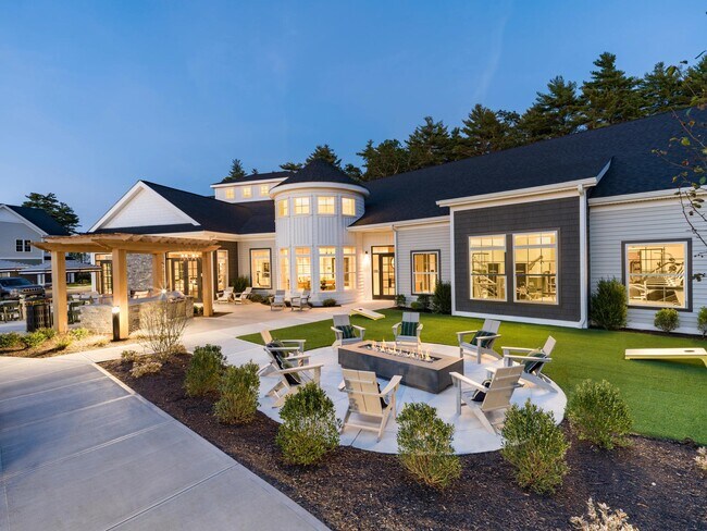 Las noches brillan un poco más con asientos junto al fuego, juegos al aire libre y espacios acogedores en Modera South Shore. - Modera South Shore