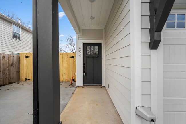 Building Photo - 454 E State St