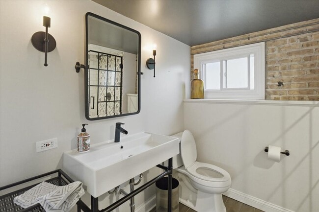 Building Photo - 3018 N Whipple St