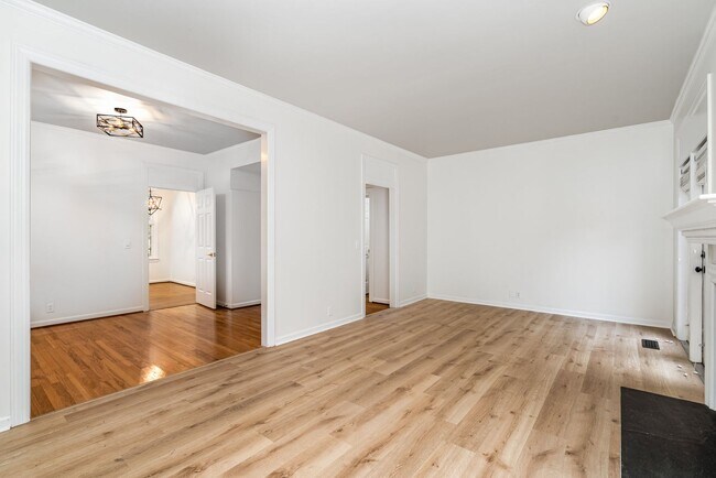 Building Photo - Newly Renovated 2-Bedroom Townhome in the ...