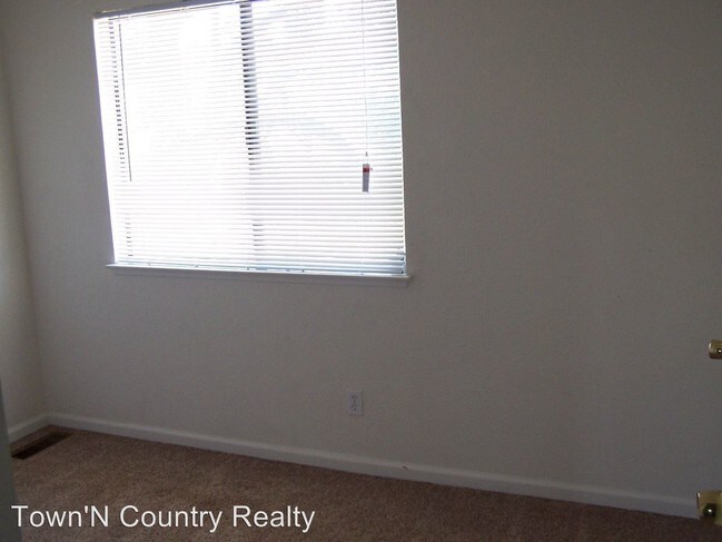 Building Photo - 2 br, 1.5 bath House - 102 W. Rossi Street 4