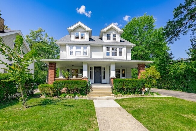 Building Photo - 2438 Woodmere Dr