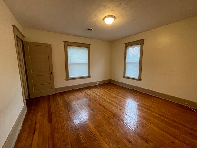 Building Photo - NW Side 3 Bedroom Water Included