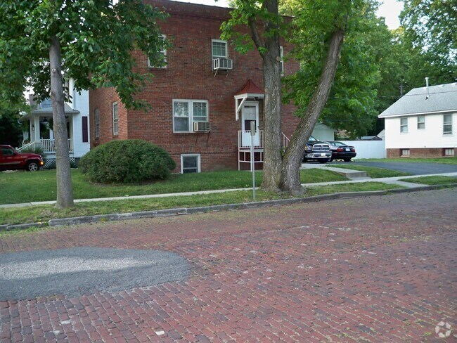 Building Photo - 331 W Cedar St