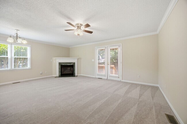 Foto del edificio - Beautiful End-Unit Townhome with Fresh Updates in Convenient Raleigh Location!