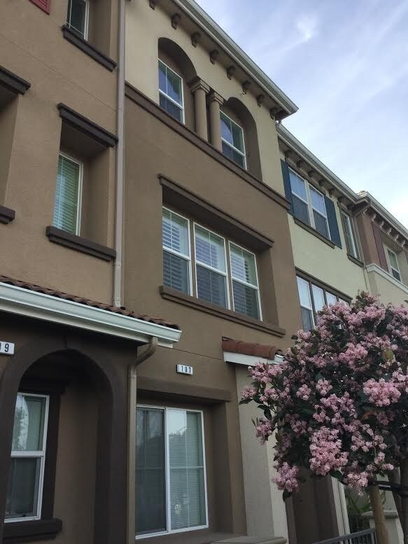 Foto principal - 107 Burbank St