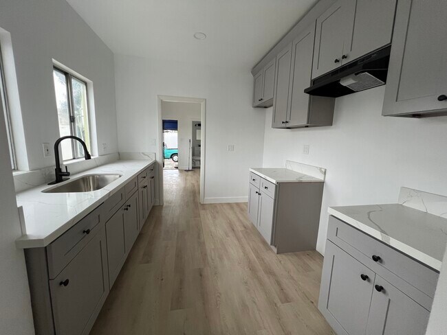 Foto del edificio - 2141 Venice Blvd