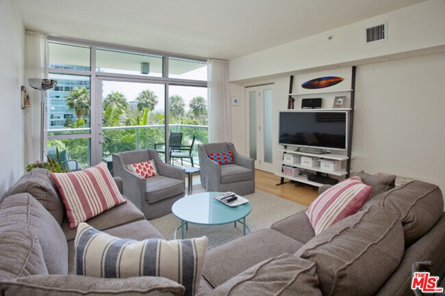 Foto del edificio - 13700 Marina Pointe Dr