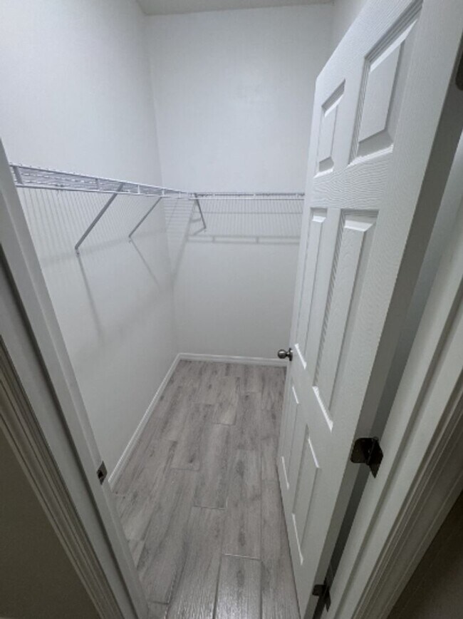 Building Photo - 402 Ne-24 Pl