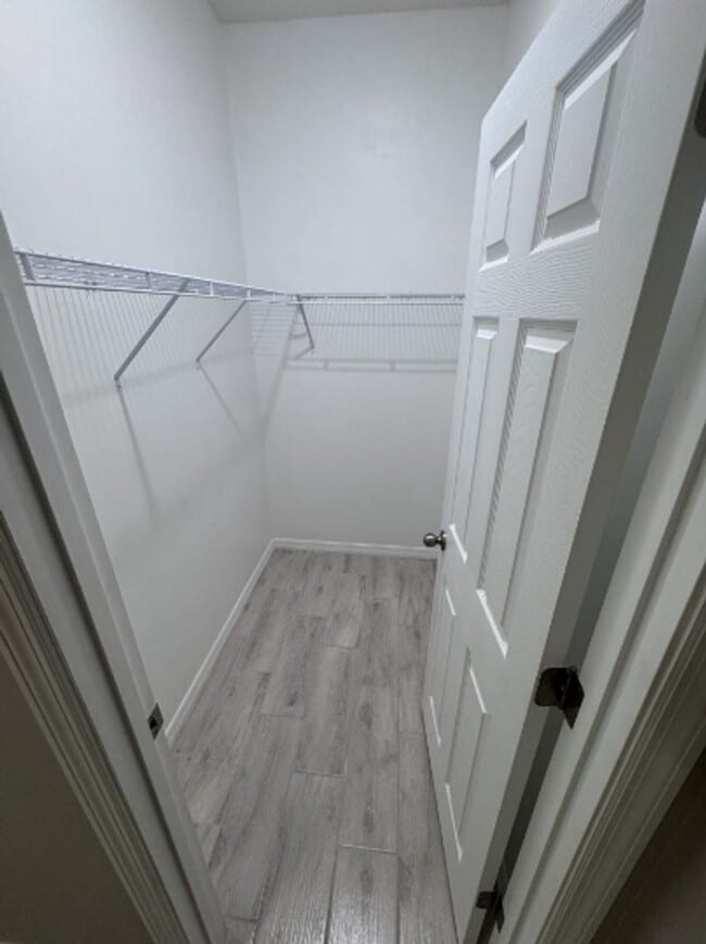 Building Photo - 402 NE 24th Pl