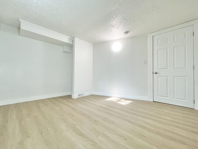 Building Photo - 428 Thorold Rd