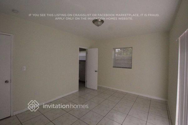 Building Photo - 15615 NE 5th Ct