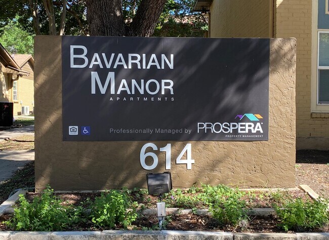 Foto del edificio - 614 Bavarian Dr