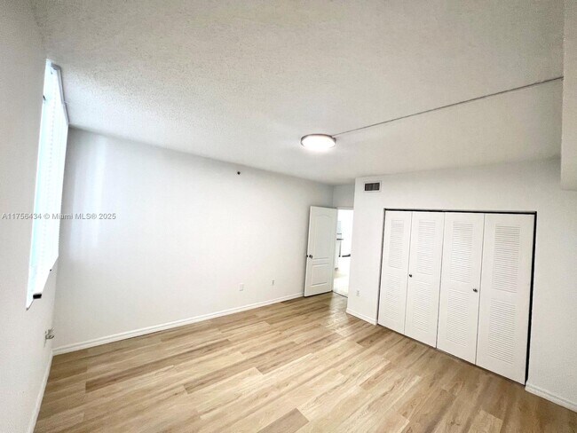 Foto del edificio - 5091 NW 7th St