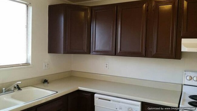 Building Photo - CHARMING CREEKSIDE APARTMENT