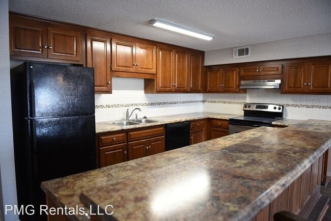 Building Photo - 3 br, 2 bath House - 4 South Walnut #6