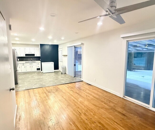 Foto del edificio - Charming 3-Bedroom Home in Crestwood with a Private Creekside Backyard