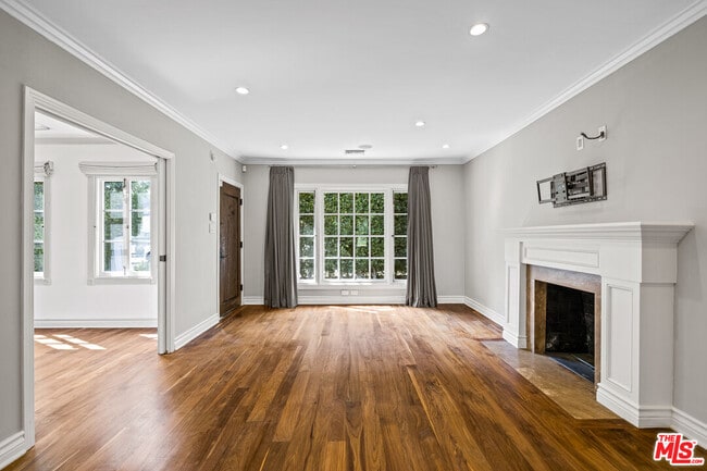 Foto del edificio - 8901 Rosewood Ave