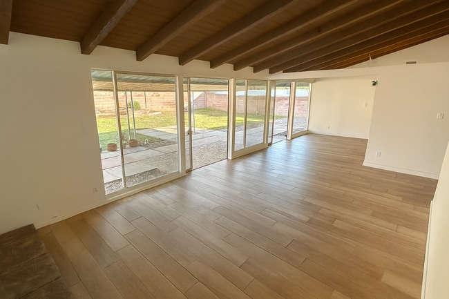 Foto del edificio - Mid-Century-Inspired 3-Bed / 2-Bath Home — Clean Lines, Modern Upgrades & Quiet Living