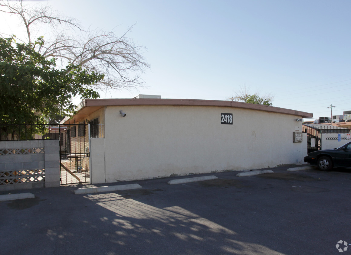 Foto del edificio - 2412-2418 Mccarran St