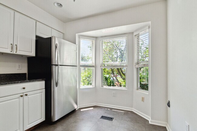 Foto del edificio - Spacious 3br Townhome with Deck& Patio. Ready NOW w/ Move-in Special!!!!