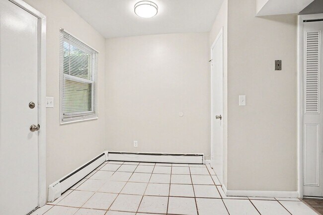 Foto del edificio - $300 off Move in Special! - Remodeled 2-Bed/1-Bath Kalamazoo Townhome $1099 - Ask about our no se...