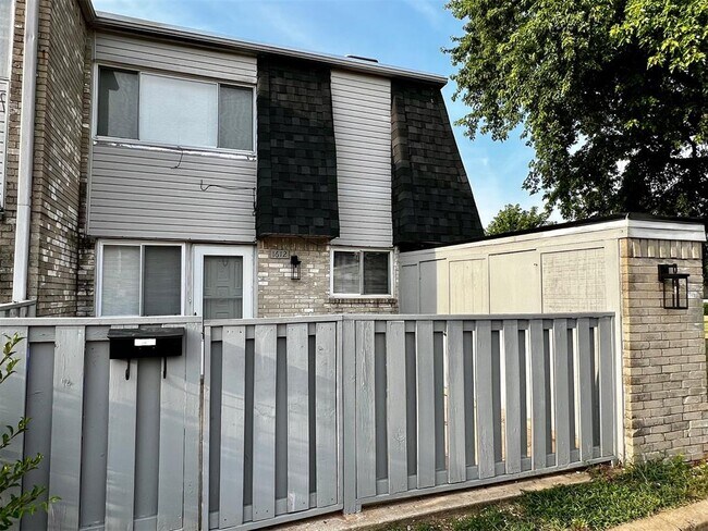 Foto del edificio - 214 Justin Dr