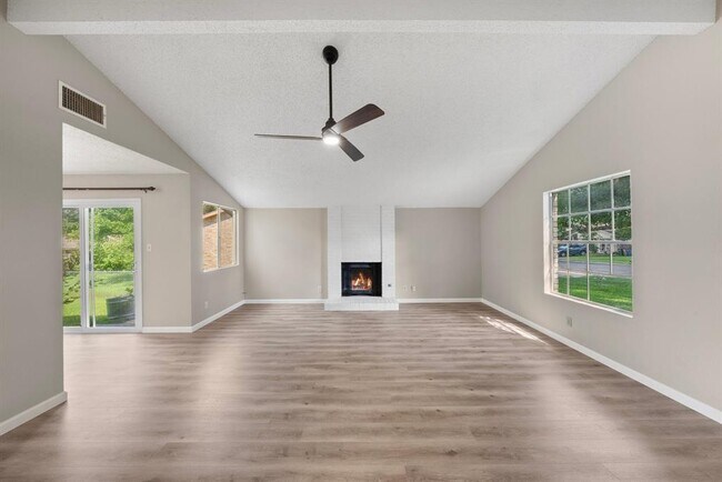 Foto del edificio - 2404 Broken Oak Dr