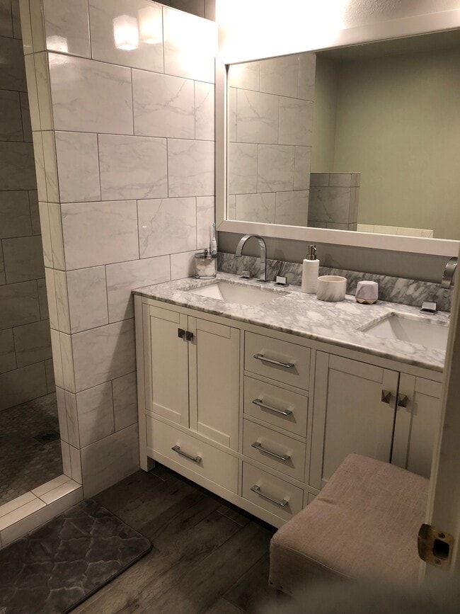 master bathroom double vanity. - 9915 NE 124th St