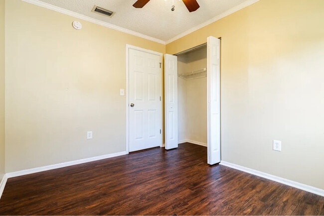 Building Photo - 3227 Lenwood Dr