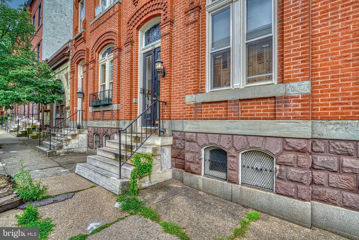Primary Photo - 210 Laurens St