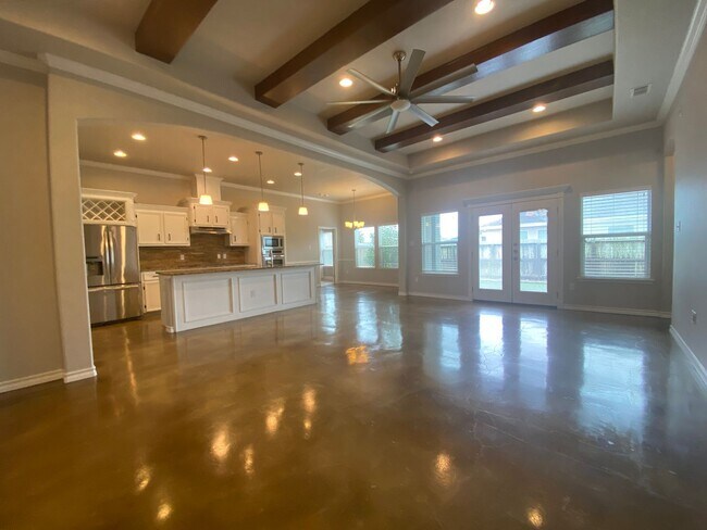 Foto del edificio - GORGEOUS 4BDRM WITH 3 CAR GARAGE