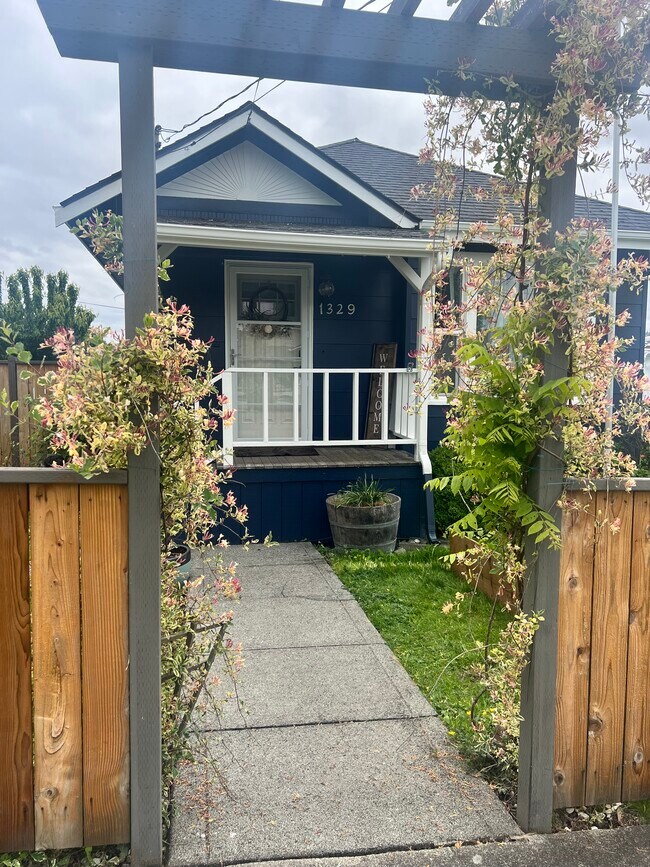 Pasarela de entrada - 1329 Porter St