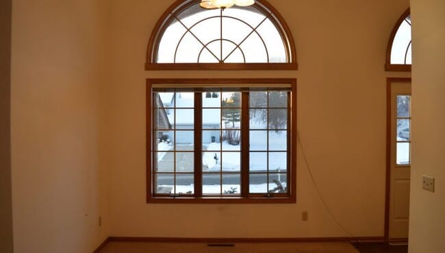 Building Photo - 5694 Claredon Dr