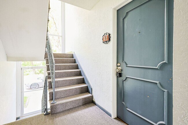 Foto del edificio - Spacious 2BR/1BA in Pembroke Gardens!