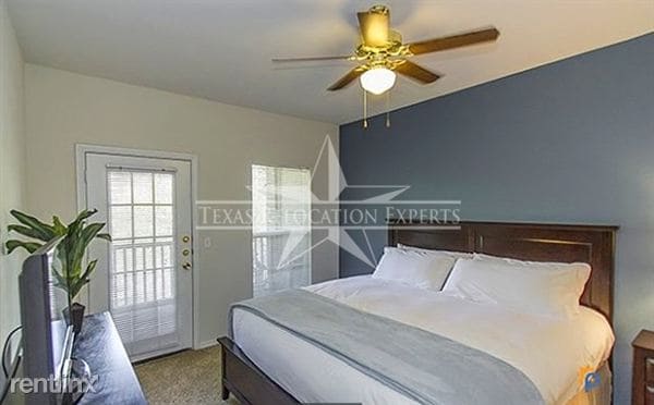 Primary Photo - 11255 Huebner Rd