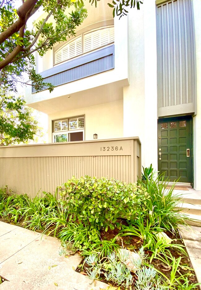 ENTRADA PRIVADA - 13236 Fiji Way
