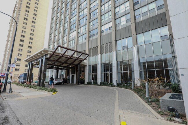 Foto del edificio - 655 W Irving Park Rd