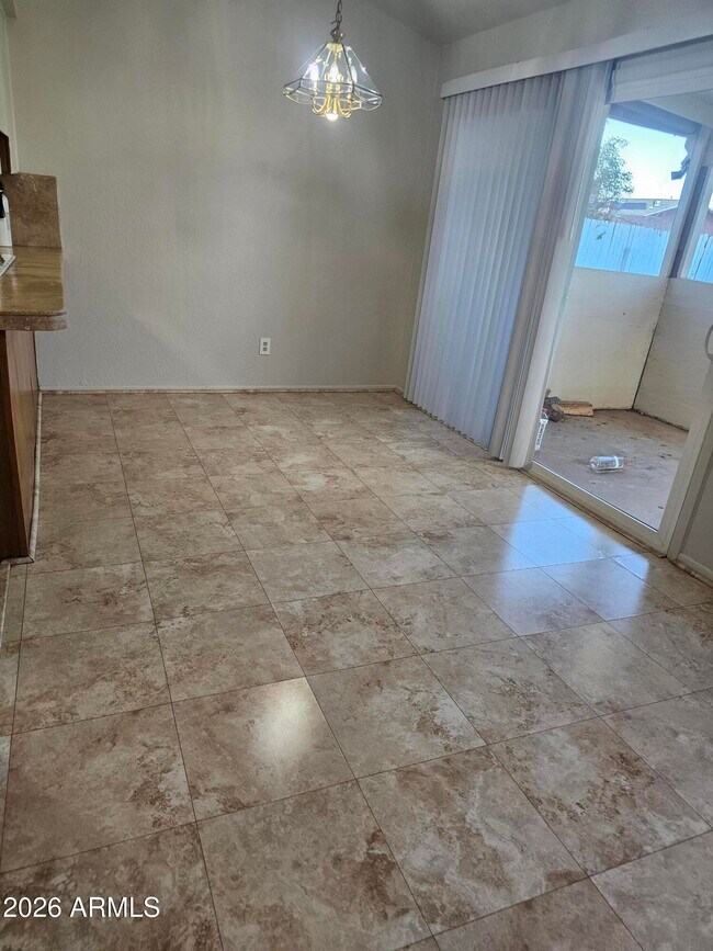 Foto del edificio - 587 E Charles Dr